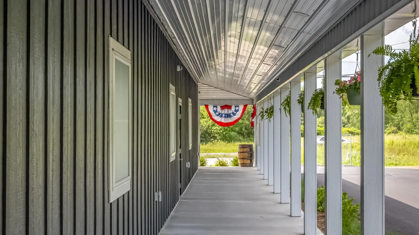 Covered walkway at Farmers Choice dispensary with hanging plants